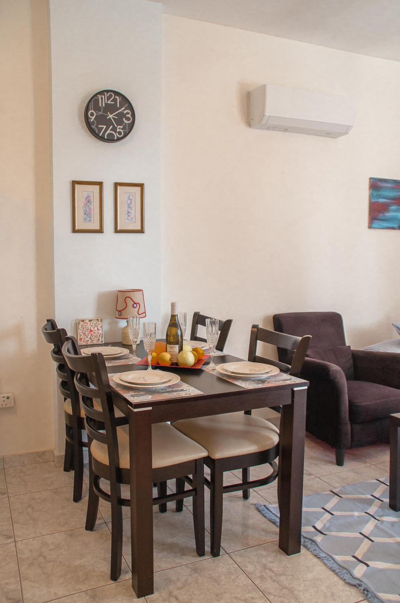 Cozy 1 Bedroom Apartment In Walking Distance To The Municipal Beach Paphos Eksteriør bilde