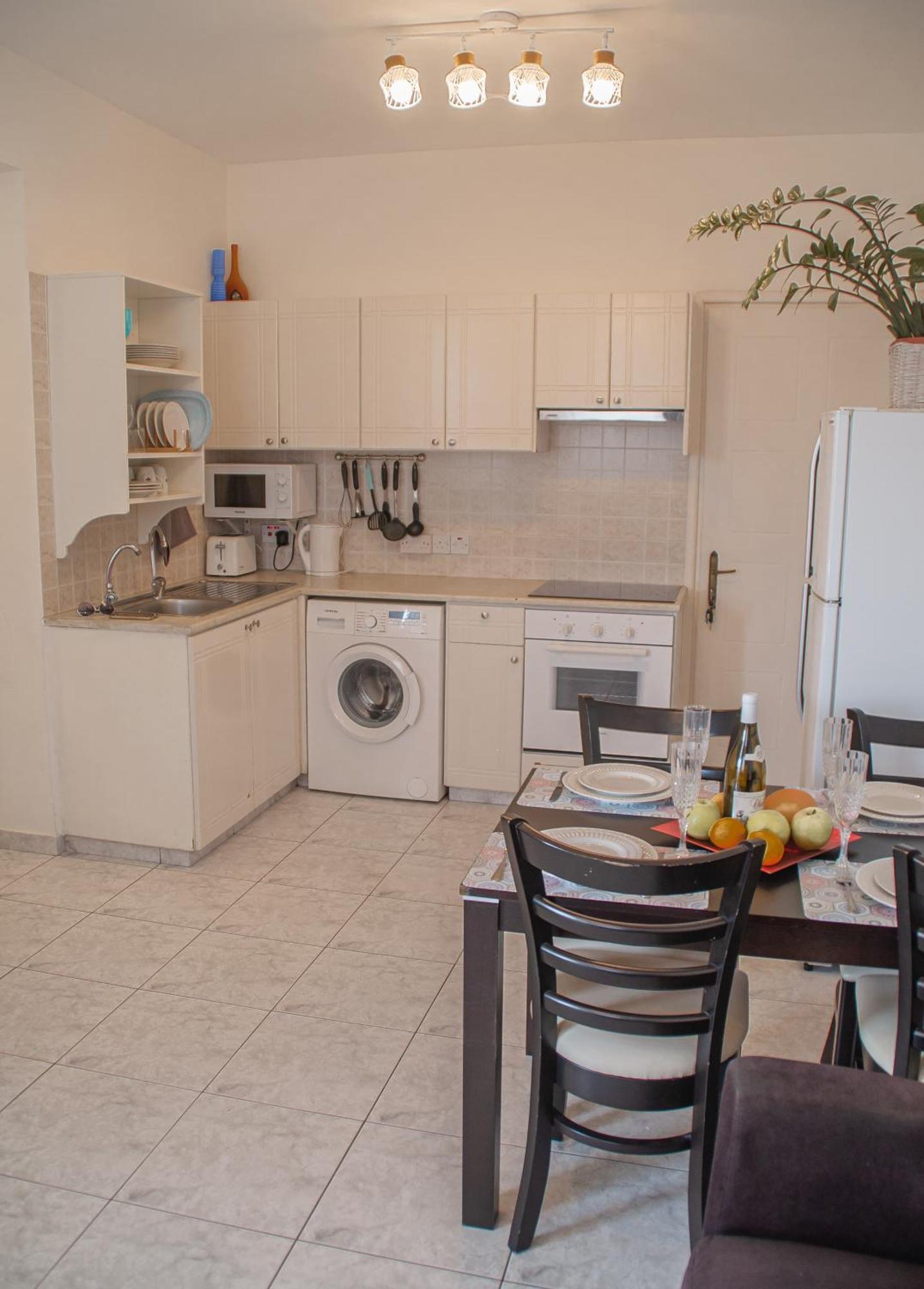 Cozy 1 Bedroom Apartment In Walking Distance To The Municipal Beach Paphos Eksteriør bilde